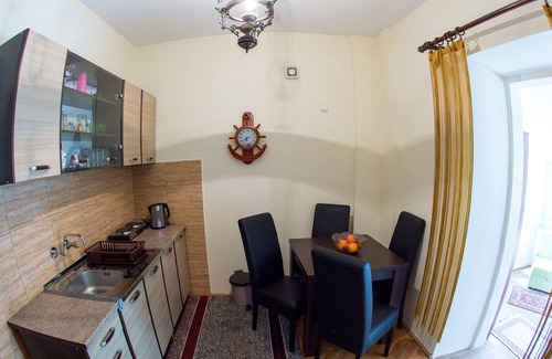 Old Town Apartamento | Old town 1-bdrm apt w/balcony + sea view