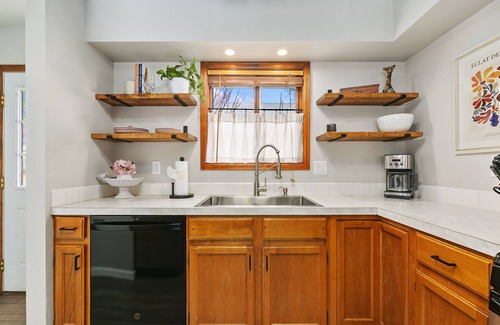 Old Town Casa | Old Town Basecamp | 6 Blocks to Old Town Square