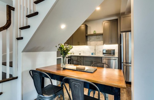 Old Town Triangle Apartamento | Old Town Chicago at it's finest! Pet Friendly & Recently Renovated Top-Floor Condo Has Everything You Need for a Perfect Windy City Getaway condo