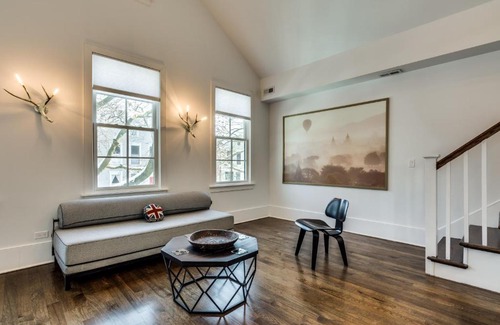 Old Town Triangle Apartamento | Old Town Chicago at it's finest! Pet Friendly & Recently Renovated Top-Floor Condo Has Everything You Need for a Perfect Windy City Getaway condo