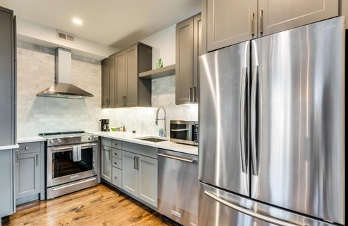 Old Town Triangle Apartamento | Old Town Chicago at it's finest! Pet Friendly & Recently Renovated Top-Floor Condo Has Everything You Need for a Perfect Windy City Getaway condo