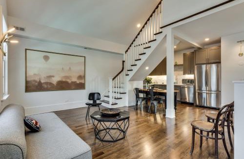 Old Town Triangle Apartamento | Old Town Chicago at it's finest! Pet Friendly & Recently Renovated Top-Floor Condo Has Everything You Need for a Perfect Windy City Getaway condo