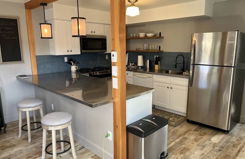 Florence Cabaña | Old Town Cottage in Port of Siuslaw, King Bed