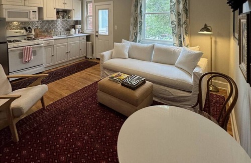 Old Town West Apartamento | Old Town Gem – Steps to Cafés, Shops & Metro!