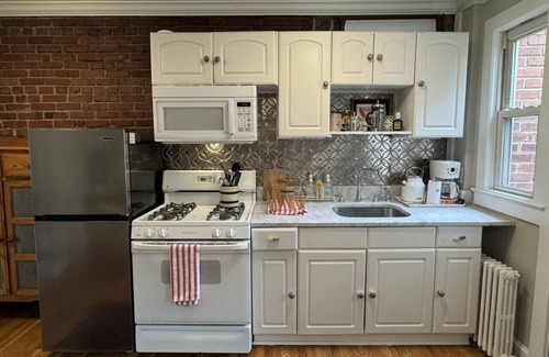 Old Town West Apartamento | Old Town Gem – Steps to Cafés, Shops & Metro!