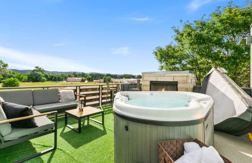 Old Town North Casa | Old Town Modern New Build - Rooftop Spa with Mtn Views!