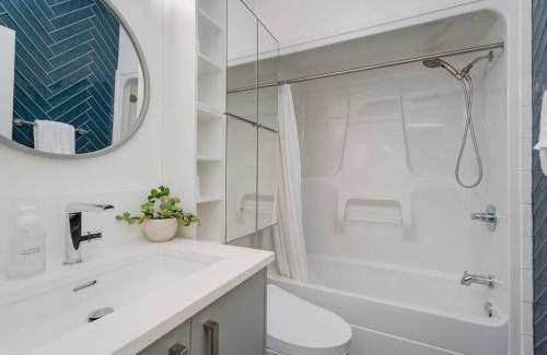 Downtown Victoria Apartamento | Old Town Retreat-your artful escape in Victoria’s historic Old Town by Victoria Prime!