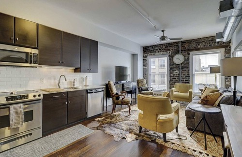 Historic District - North Apartamento | Old Towne Loft on Broughton -steps to City Market