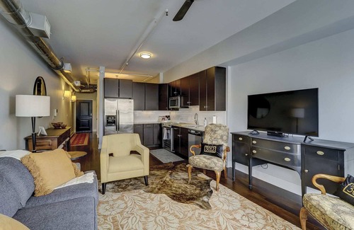 Historic District - North Apartamento | Old Towne Loft on Broughton -steps to City Market