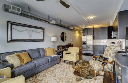 Historic District - North Apartamento | Old Towne Loft on Broughton -steps to City Market
