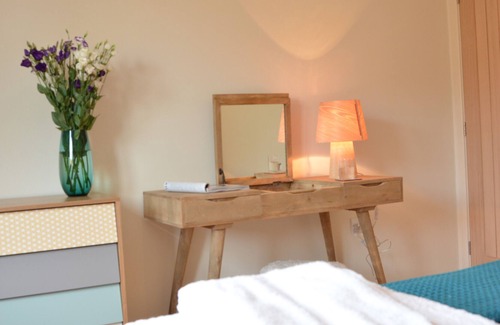 Halesworth Cabaña | OLD TROUT, UBBESTON, pet friendly, with pool in Laxfield