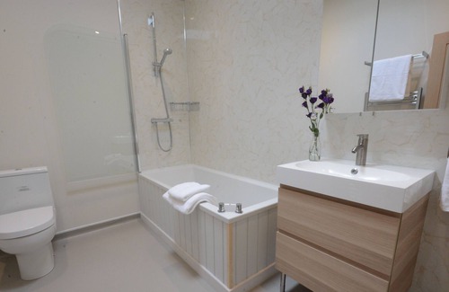 Halesworth Cabaña | OLD TROUT, UBBESTON, pet friendly, with pool in Laxfield
