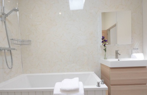 Halesworth Cabaña | OLD TROUT, UBBESTON, pet friendly, with pool in Laxfield