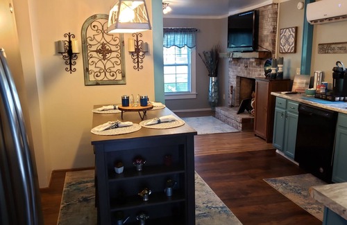 Myrtle Grove Casa | Old tyme cottage with Hot tub.