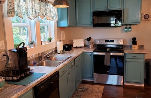 Myrtle Grove Casa | Old tyme cottage with Hot tub.