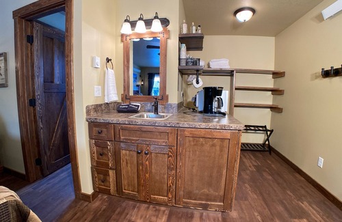 Island Park Cabina | Old West Escapes, Jail