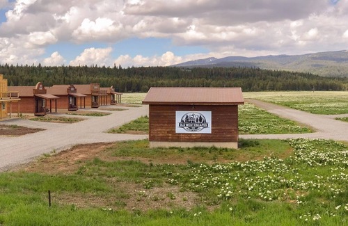 Island Park Cabina | Old West Escapes, Jail