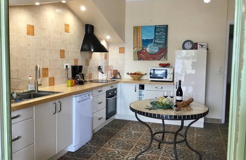 Thezan-les-Beziers Casa | Casa en pueblo con fuente privada