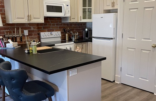 Belleville Apartamento | Old World Charm: Burrows Suite #3 - Belleville, ON