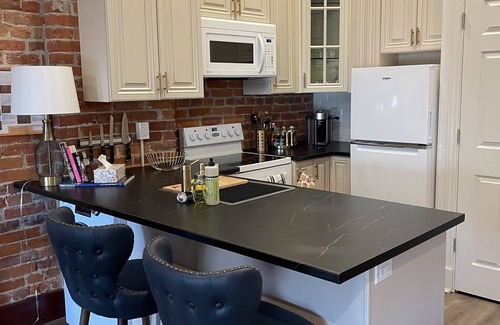 Belleville Apartamento | Old World Charm: Burrows Suite #3 - Belleville, ON