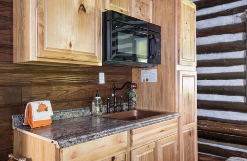 Knoxville Cabina | Cabaña suiza del viejo mundo enclavado en el bosque