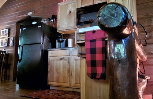 Knoxville Cabina | Cabaña suiza del viejo mundo enclavado en el bosque
