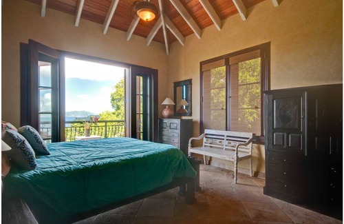 Maho Bay Quarter Villa | Old World Vacation Villa en Peter Bay. Playas de la costa norte en ambas direcciones