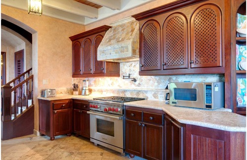 Maho Bay Quarter Villa | Old World Vacation Villa en Peter Bay. Playas de la costa norte en ambas direcciones