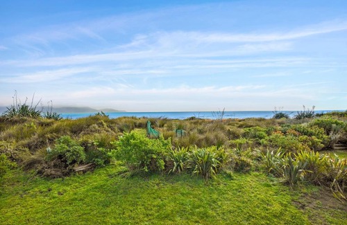 Waikanae Casa | Olde Beach Pearl - Waikanae Beach Holiday Home