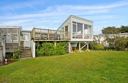 Waikanae Casa | Olde Beach Pearl - Waikanae Beach Holiday Home