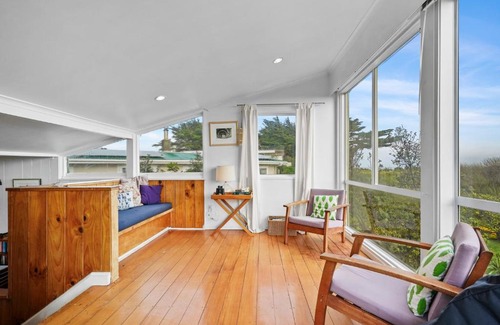 Waikanae Casa | Olde Beach Pearl - Waikanae Beach Holiday Home