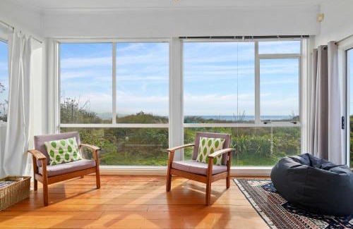 Waikanae Casa | Olde Beach Pearl - Waikanae Beach Holiday Home