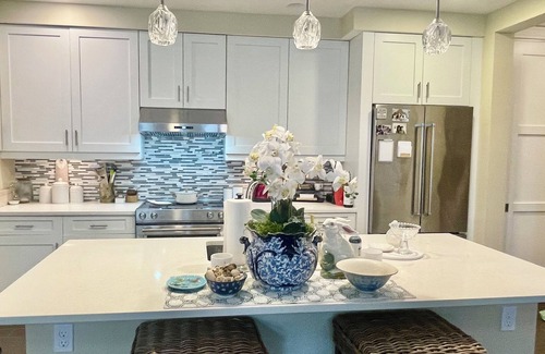 Redevelopment Area Condominio | Downtown Old Naples, walk everywhere, condo unit w/elevator & secure garage.