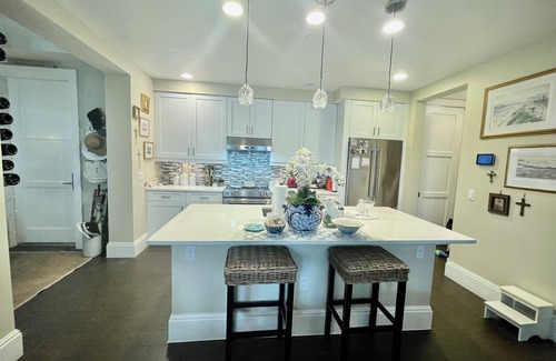 Redevelopment Area Condominio | Downtown Old Naples, walk everywhere, condo unit w/elevator & secure garage.