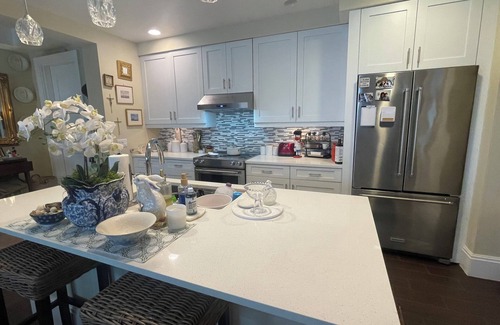 Redevelopment Area Condominio | Downtown Old Naples, walk everywhere, condo unit w/elevator & secure garage.