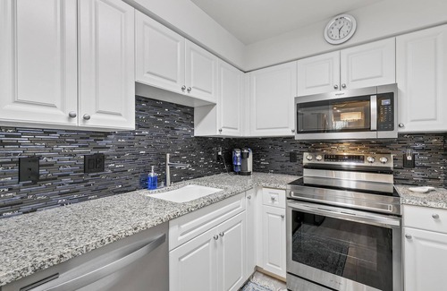 Coquina Sands Condominio | Olde Naples Luxe New Reno. Walk to the beach and 12 blocks to 5th Ave