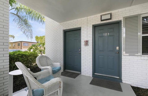 Coquina Sands Condominio | Olde Naples Luxe New Reno. Walk to the beach and 12 blocks to 5th Ave
