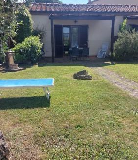 Cecina Apartamento | Oleandro Cottage with garden