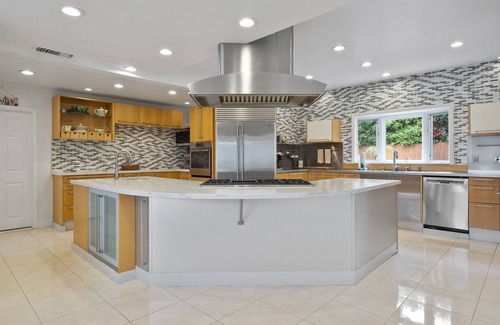 Muirlands Villa | Olite Luxury Estate - Massive Yard, Pool/Spa, Fast WiFi & Outdoor Fireplace