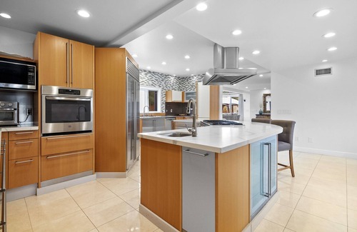 Muirlands Villa | Olite Luxury Estate - Massive Yard, Pool/Spa, Fast WiFi & Outdoor Fireplace