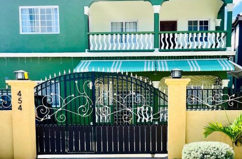 Runaway Bay Casa | Olive Breeze II