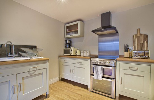 Black Bourton Cabaña | Olive Cottage by Group Retreats - sleeps 11 guests in 5 bedrooms