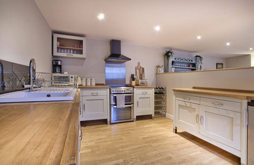 Black Bourton Cabaña | Olive Cottage by Group Retreats - sleeps 11 guests in 5 bedrooms