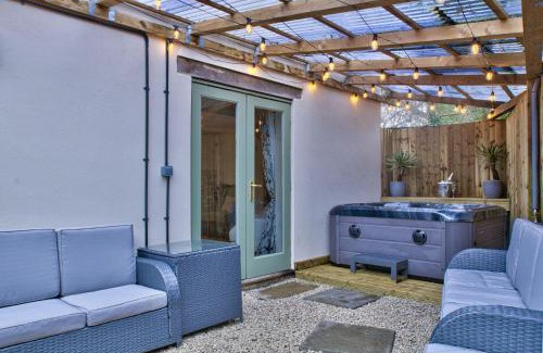 Black Bourton Casa | Olive Cottage by Group Retreats