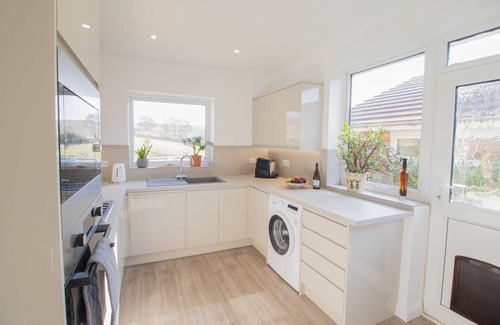 South Heighton Cabaña | Olive garden - sleeps 5 guests in 3 bedrooms
