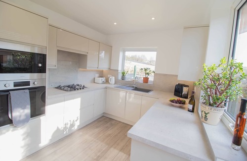 South Heighton Cabaña | Olive garden - sleeps 5 guests in 3 bedrooms