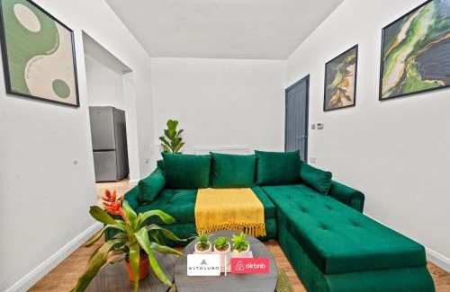 Newport Apartamento | Olive Haus Stylish & Cosy 4 BR By AltoLuxo Short Lets & Serviced Accommodation With Free Wifi & Parking