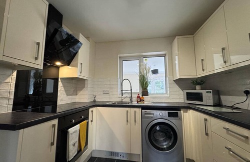 Swindon Casa | Olive House Long Stay Discounts Sleeps 8 Parking