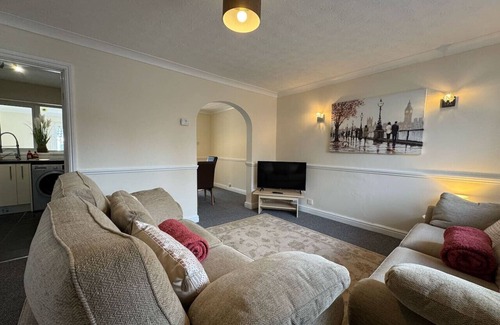 Swindon Casa | Olive House Long Stay Discounts Sleeps 8 Parking