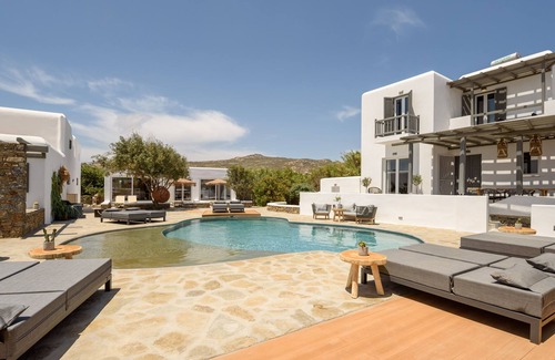 Ano Mera Apartamento | Olive Mykonos Villas - Honeymoon room with indoor jacuzzi